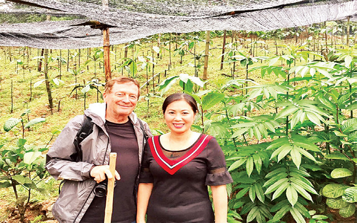 Chị Tuyền cùng cộng sự tại vườn dược liệu Sóc Sơn.