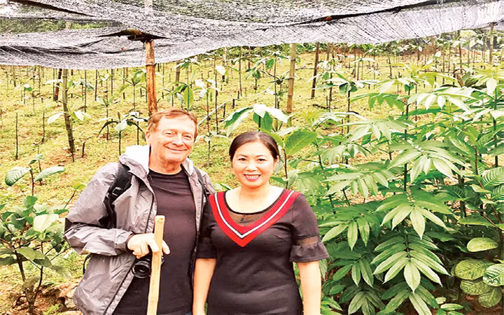 Chị Tuyền cùng cộng sự tại vườn dược liệu Sóc Sơn.