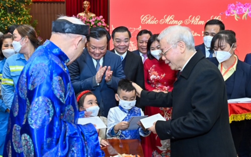 Tổng Bí thư Nguyễn Phú Trọng mừng tuổi các cháu thiếu nhi Thủ đô nhân dịp Xuân Nhâm Dần. (Ảnh: Duy Linh)