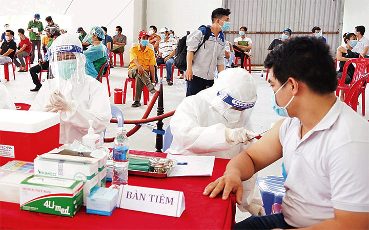 Tiêm vắc-xin phòng Covid-19 cho công nhân khu công nghiệp Sóng Thần 3 (TP Thủ Dầu Một, Bình Dương).