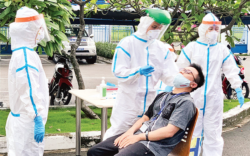 Xét nghiệm sàng lọc Covid-19 ngẫu nhiên cho lao động ở khu chế xuất Tân Thuận, Thành phố Hồ Chí Minh (Ảnh: THANH VŨ).