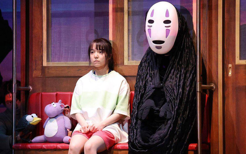 Chihiro và Vô Diện ngồi trên chuyến tàu trên biển tới nhà bà phù thủy Zeniba. (Ảnh: Tobyo Olie)