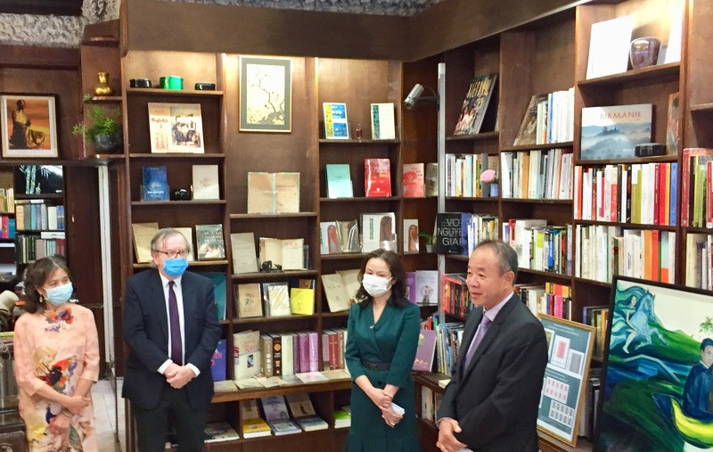 Đại sứ Nguyễn Thiệp và Đại sứ Trần Thị Hoàng Mai và các nhà nghiên cứu Pháp tại lễ khai mạc triển lãm ngày 12-9.