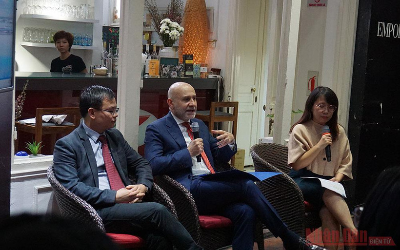 Đại sứ Italia tại Hà Nội Antonio Alessandro chia sẻ về Dante trong buổi lễ khai mạc.