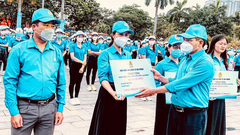 Lãnh đạo Liên đoàn Lao động Hải Phòng trao quà và trợ cấp tặng công nhân, lao động các địa phương.