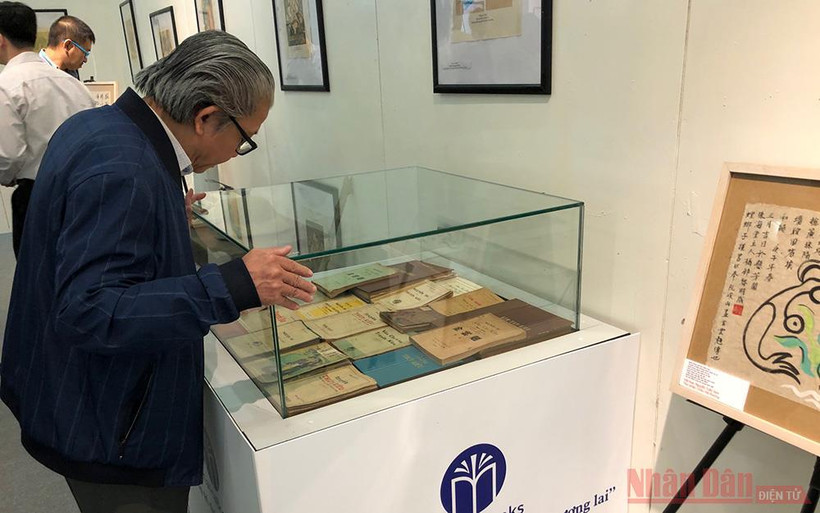 Khách tham quan đang xem những bản in, tư liệu khảo cứu cổ của Truyền Kiều.