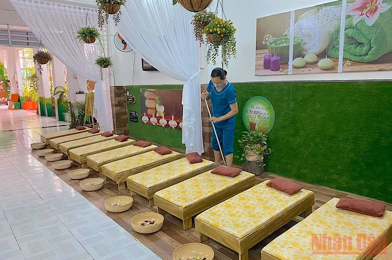 Giáo viên Trường mầm non Bình Minh (quận Hải Châu, TP Đà Nẵng) vệ sinh trường, lớp chuẩn bị đón học sinh trở lại trường.