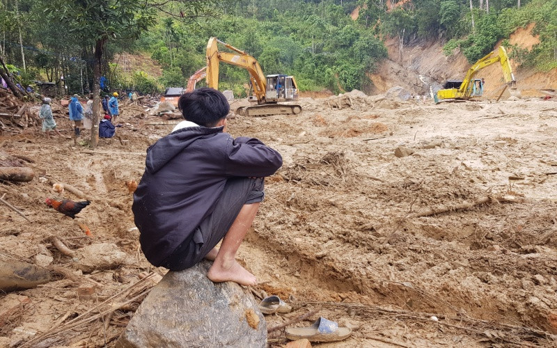 Lực lượng chức năng tiếp tục tìm kiếm ở khu vực ven bờ sông Leng.