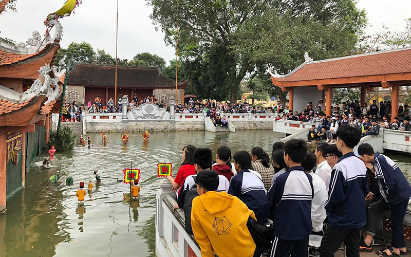 Phường rối nước Ðào Thục biểu diễn phục vụ các em nhỏ (ảnh chụp trước dịch Covid-19).