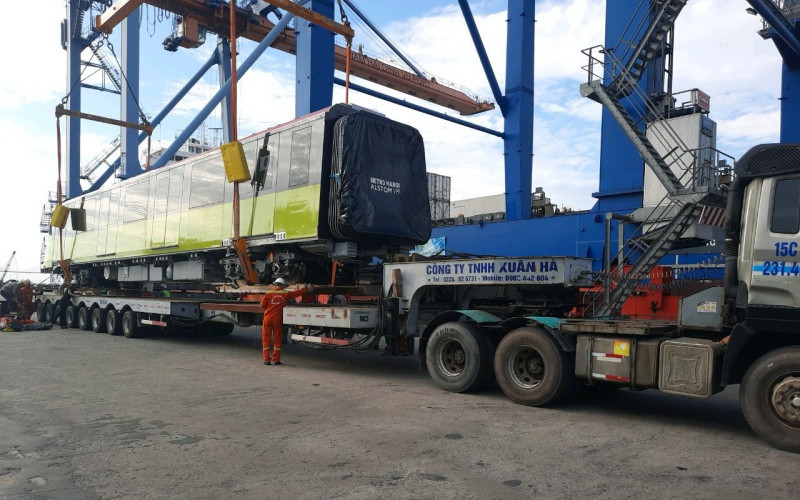 Sau khi cập cảng, đoàn tàu thứ tư được vận chuyển bằng xe siêu trường siêu trọng tới khu vực Depot Nhổn (Hà Nội), được cẩu lên ray về khu vực tập kết để lắp ráp vận hành thử nghiệm, trước khi đi vào vận hành chính thức.