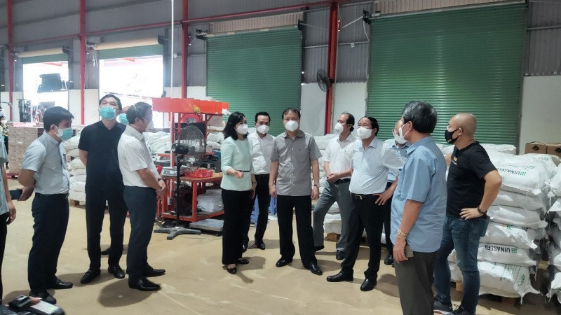 Phó Thủ tướng Lê Văn Thành cùng đoàn công tác kiểm tra tình hình dự trữ hàng hóa tại kho hàng lớn nhất của VinMart/VinMart+. 