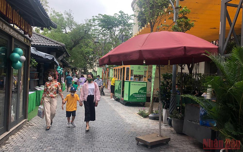 Phố Sách Hà Nội trong ngày cuối tuần.