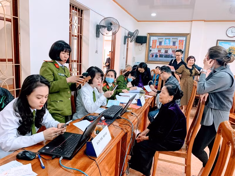 Công an Hải Phòng thu nhận hồ sơ cấp CCCD gắn chíp điện tử lưu động tại phường Máy Tơ (quận Ngô Quyền).