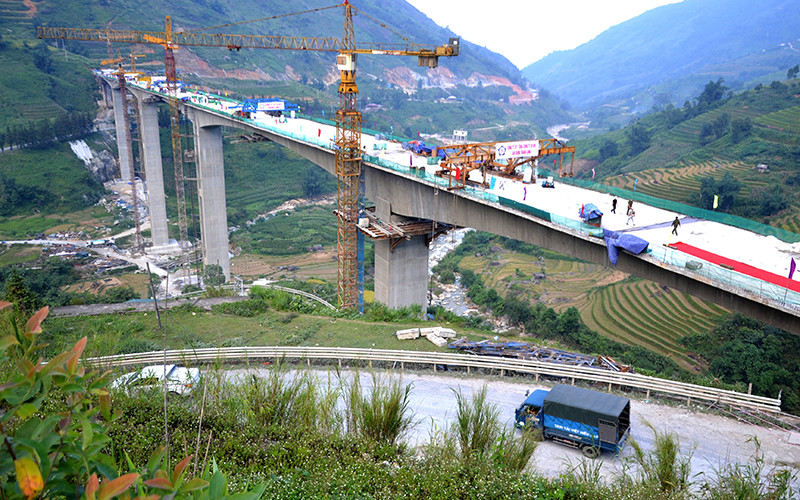 Thi công hoàn thiện cầu Móng Sến trên tuyến cao tốc Nội Bài - Lào Cai - Sa Pa. Ảnh: QUỐC HỒNG