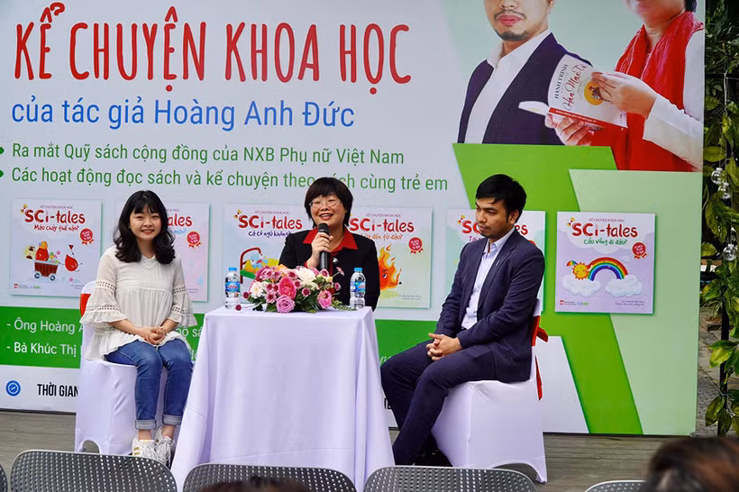 Từ trái sang: Họa sĩ Lộc Linh, Giám đốc Khúc Thị Hoa Phượng, tác giả Hoàng Anh Đức giao lưu với bạn đọc. (Ảnh: NXB Phụ nữ Việt Nam)