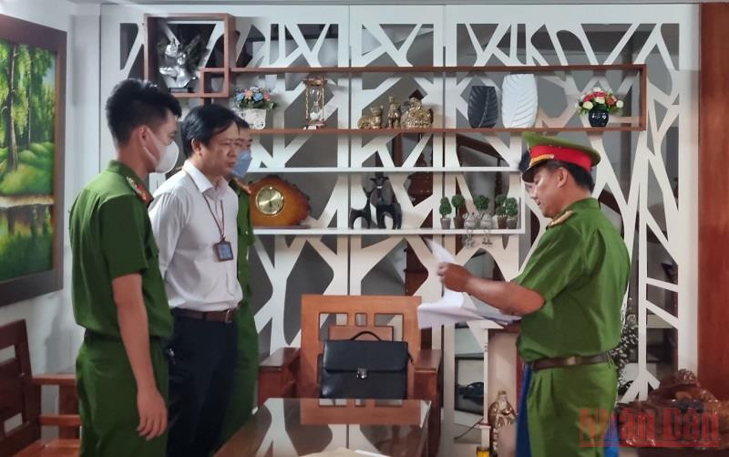 Cơ quan cảnh sát điều tra, Công an thành phố Đà Nẵng đọc quyết định khởi tố vụ án, khởi tố bị can, bắt tạm giam đối với ông Tôn Thất Thạnh, chiều 20/6.