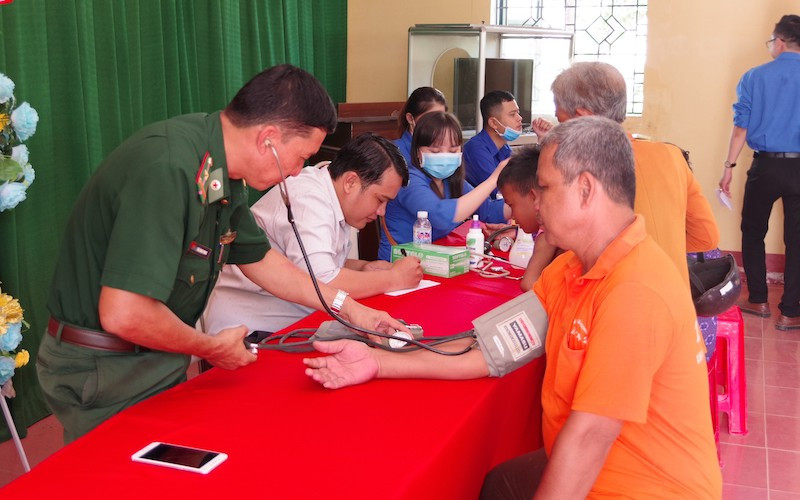 Quân y Đồn Biên phòng Lai Hòa, Bộ đội Biên phòng Sóc Trăng khám bệnh cho người nghèo.