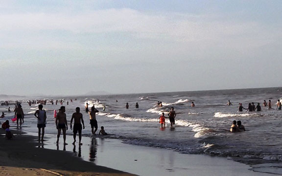 Bãi biển Hải Hòa ở thị xã Nghi Sơn, điểm đến của du khách.