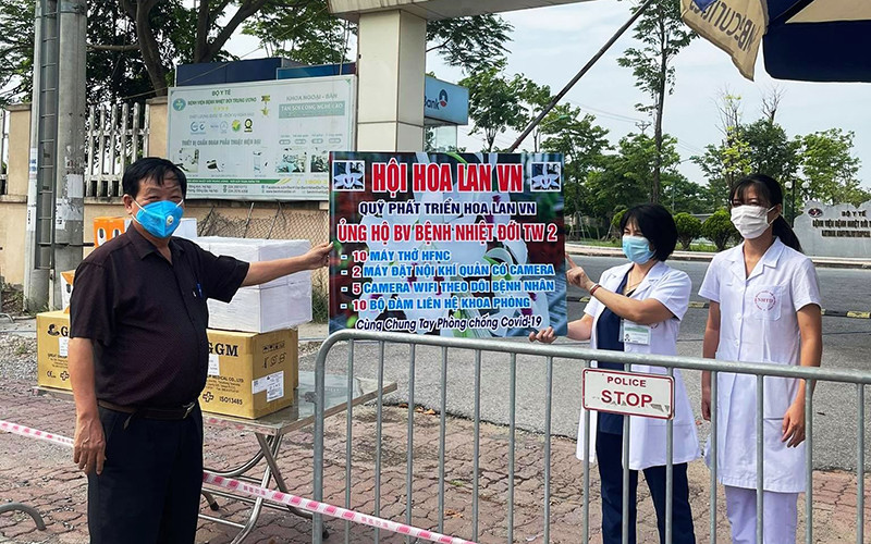 GS, TSKH Trần Duy Quý đại diện hội trao tặng quà tài trợ cho đại diện BV Bệnh Nhiệt đới Trung ương.