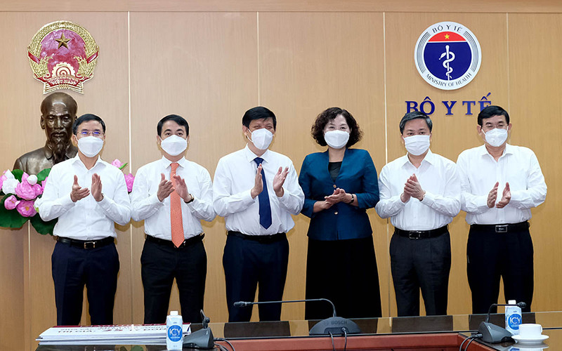 Bộ Y tế tiếp nhận hỗ trợ 160 tỷ đồng và bốn triệu liều vaccine phòng Covid-19