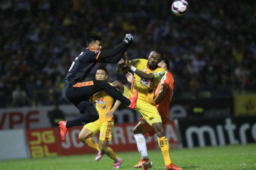 Samson bị phạt nặng sau cú đạp thẳng vào đùi thủ môn Nguyễn Tuấn Mạnh. (ẢNH: N.V)