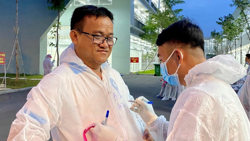 Ông Huỳnh Minh Chín (bên trái) vào thời điểm trước tháng 3/2021.