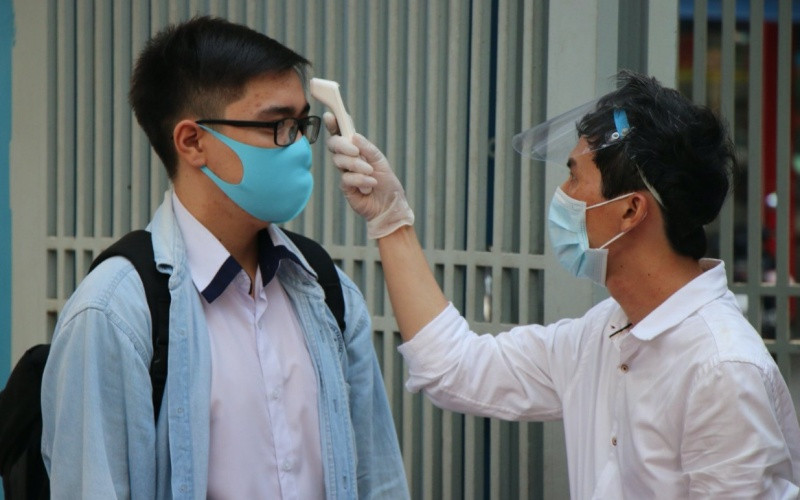 Trường THPT Nguyễn Du, quận 10, TP Hồ Chí Minh đo thân nhiệt học sinh trước khi vào lớp học.