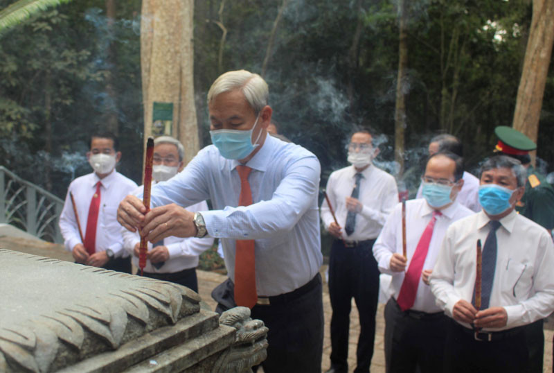 Các đại biểu dâng hương tại Bia tưởng niệm Trung ương Cục miền Nam.