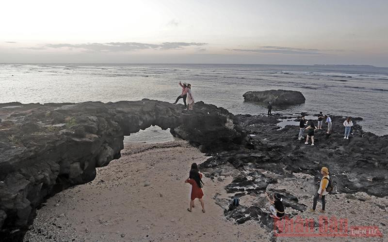 Cổng Tò vò, điểm check in của mỗi du khách khi đến với Lý Sơn.