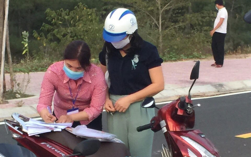 Tổ công tác xã Bình Kiến lập biên bản vi phạm hành chính về lĩnh vực y tế đối với ông Lê Xuân Hà và người phụ nữ đi cùng trên xe.