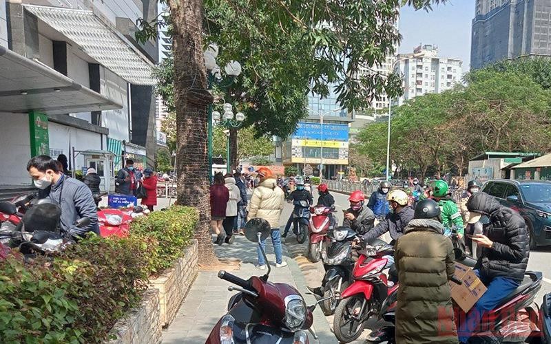 Người dân đi mua kit test nhanh tại Chợ thuốc Hapulico. (Ảnh: SƠN BÁCH)