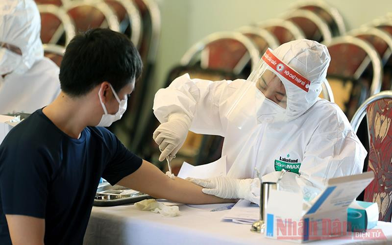 Nhân viên y tế chịu nhiều áp lực trong cuộc chiến chống dịch Covid-19 (Ảnh minh họa: Ngọc Châu).