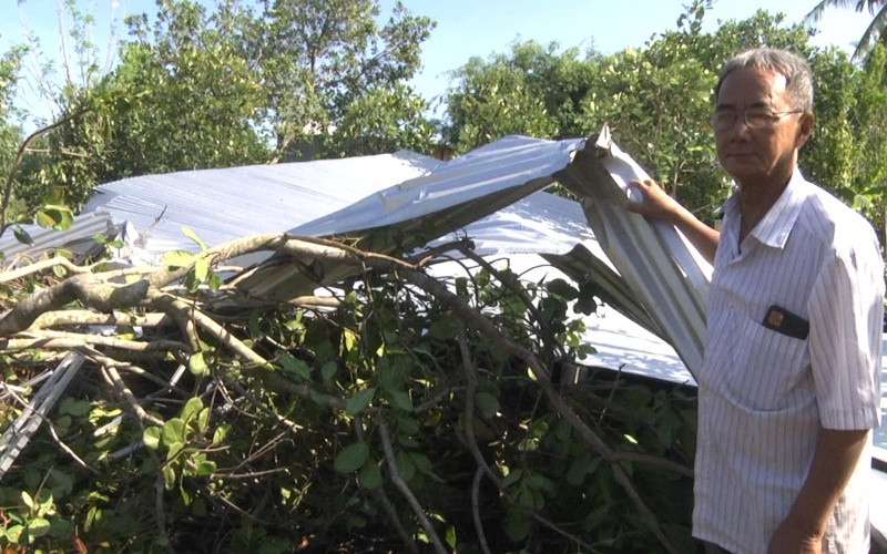 Nhiều căn nhà của người dân xã Phú Hòa, huyện Định Quán bị tốc mái sau trận mưa kèm lốc.