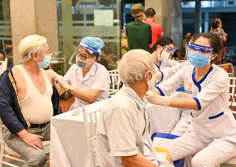 Xét nghiệm diện rộng và tiêm vaccine phòng Covid-19, một trong những giải pháp giúp Hà Nội ngăn chặn dịch lây lan trong cộng đồng. (Ảnh: DUY LINH)