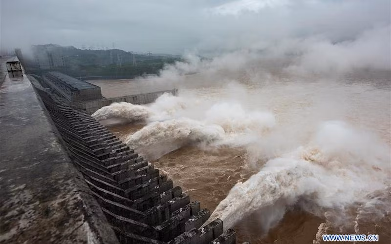 Đập Tam Hiêp xả lũ ngày 18-7-2020. (Ảnh: Xinhua)