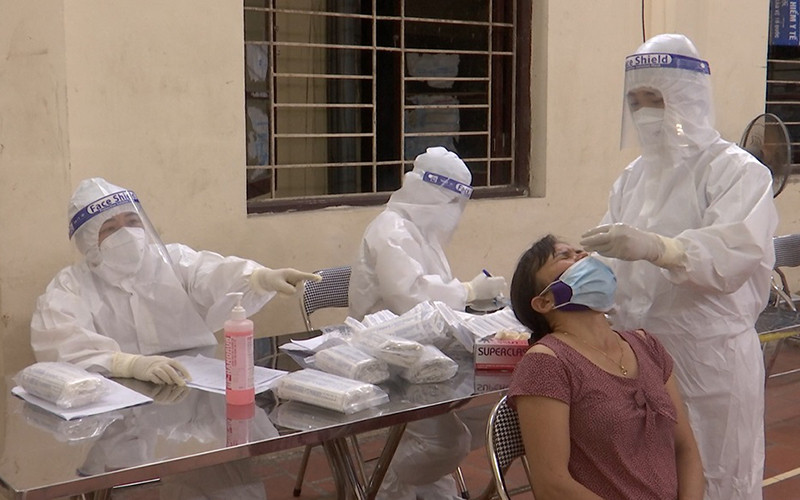 Lấy mẫu xét nghiệm Covid-19 cho người dân xã Mão Điền, huyện Thuận Thành, tỉnh Bắc Ninh.