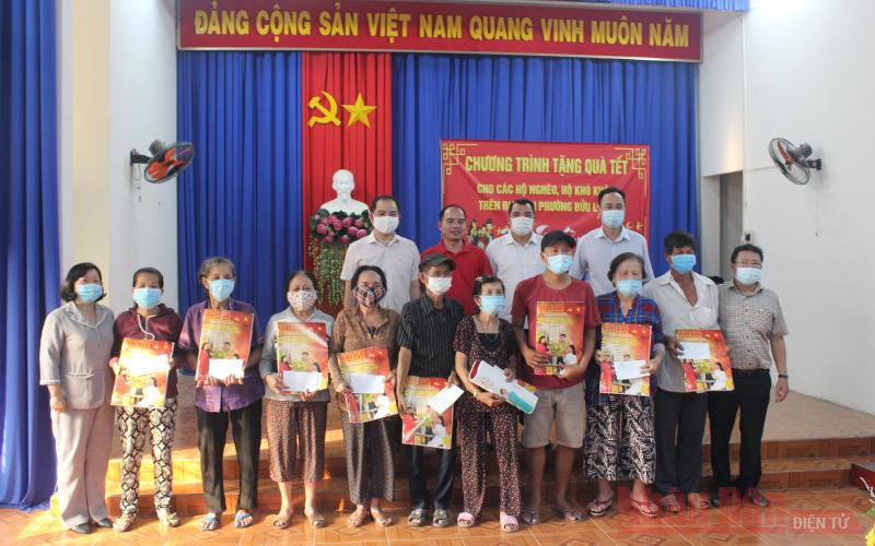 Trao quà và ấn phẩm báo Xuân Nhân Dân cho các hộ dân có hoàn cảnh khó khăn ở phường Bửu Long.