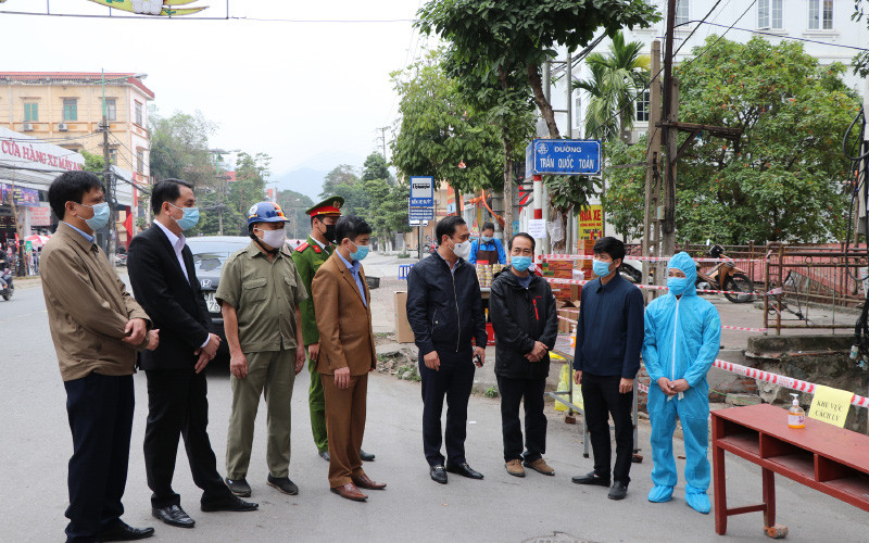Thứ trưởng Nguyễn Trường Sơn cùng đoàn công tác chỉ đạo công tác chống dịch tại khu vực cách ly trên địa bàn TP Hòa Bình.