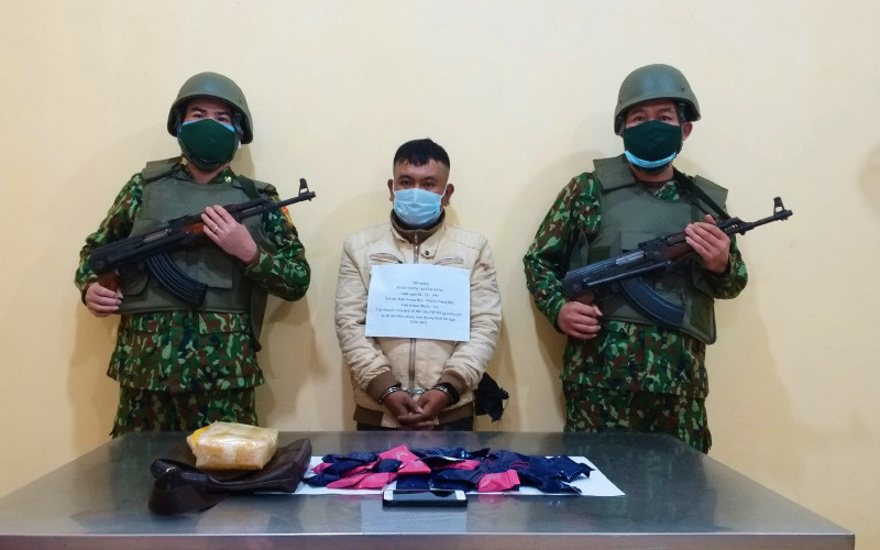 Đối tượng cùng tang vật vụ án.