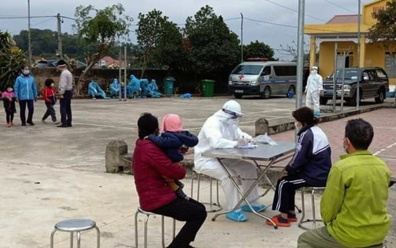 Lấy mẫu xét nghiệm SARS-CoV-2 tại thôn Kim Điền, xã Hưng Đạo, TP Chí Linh.