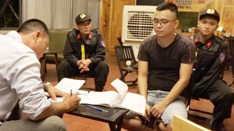 Công an Quảng Bình khám xét ổ nhóm đánh đề qua zalo tại huyện Lệ Thủy. 