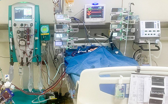 Bé trai được can thiệp ECMO do diễn biến nguy kịch của bệnh.