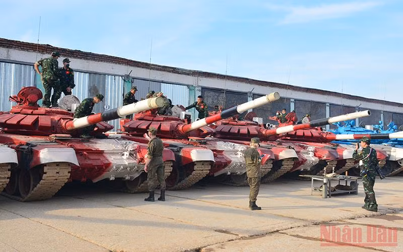 4 chiếc xe tăng màu đỏ được ban tổ chức Army Games 2021 chuẩn bị cho đội tuyển Xe tăng Việt Nam.