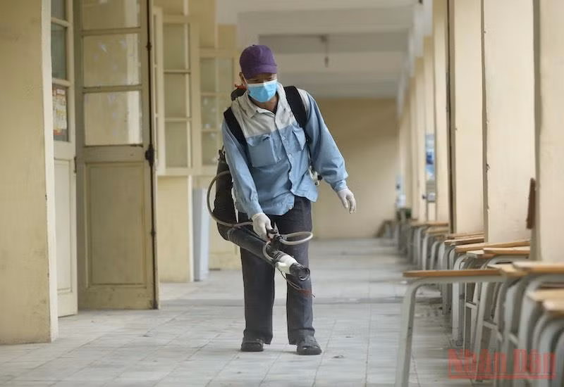 Phun khử khuẩn trường học. Ảnh: ĐĂNG ANH