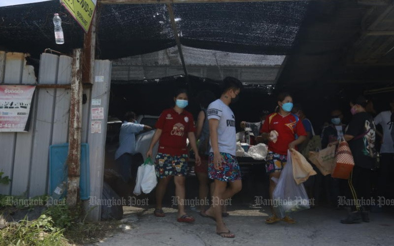 Công nhân tại một công trường xây dựng bị phong tỏa ở thủ đô Bangkok nhận bữa ăn hằng ngày. (Ảnh: Bưu điện Bangkok)