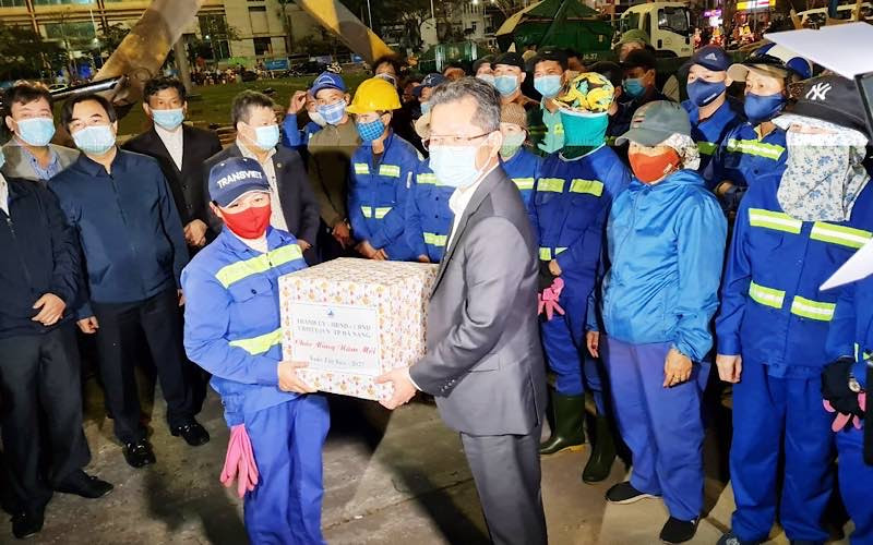 Bí thư Thành ủy Nguyễn Văn Quảng thăm hỏi, động viên anh chị em công nhân.