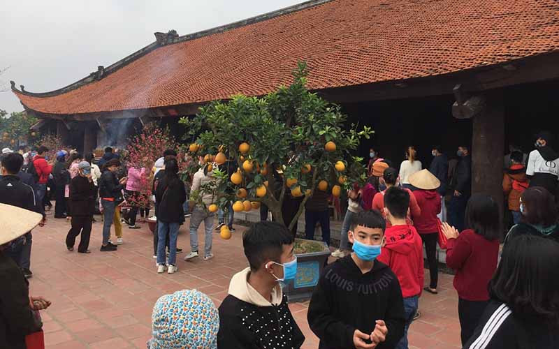 Khuôn viên tòa tiền tế chùa Keo chật kín du khách tới chiêm bái sáng mùng 4 Tết.