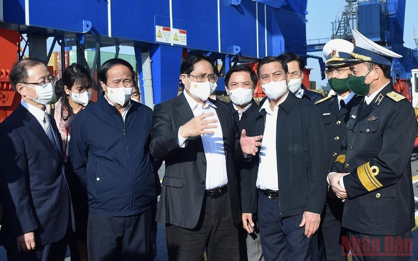Thủ tướng thăm làm việc tại Cảng Container Quốc tế Lạch Huyện. (Ảnh: TRẦN HẢI)