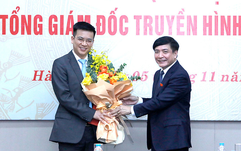 Tổng Thư ký Quốc hội, Chủ nhiệm Văn phòng Quốc hội Bùi Văn Cường tặng hoa chúc mừng ông Lê Quang Minh.