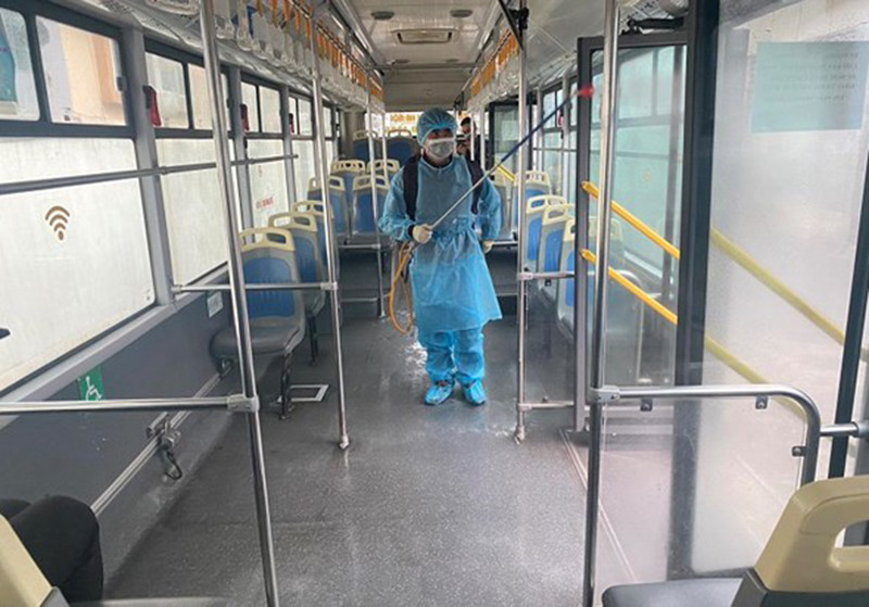 Transerco thực hiện phun khử khuẩn xe buýt.